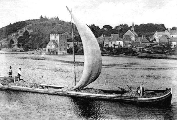 Chenillé-Changé  Descente d'une gabare sous voile ©