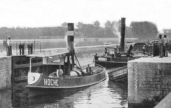 Ablon Le Hoche sortant de l'écluse  ©