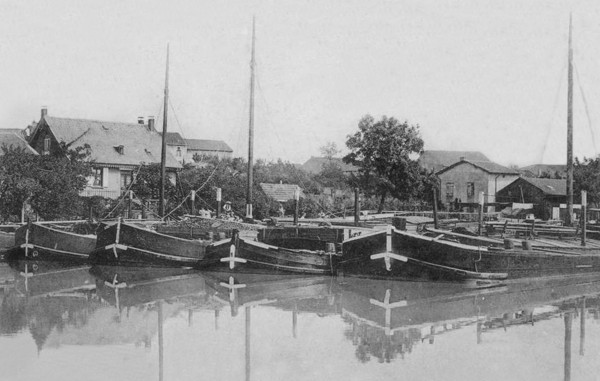 Xures Péniches amarrées dans le port du canal ©