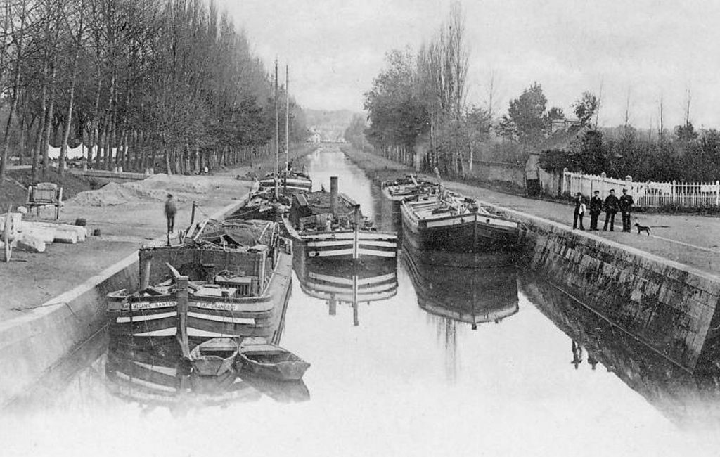 P niches Amarr es Et P niche Vapeur Dans Le Canal P niches Amarr es Et P niche Vapeur Dans Le Canal