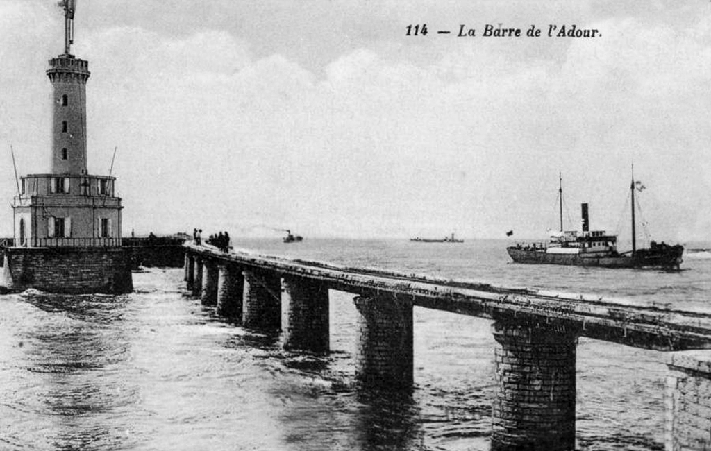 Boucau Bateau Rentrant à La Barre De L'Adour