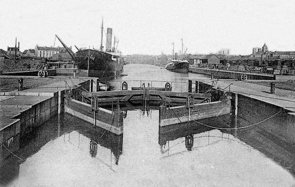 Caen - Torpilleurs dans le bassin - Carte postale ancienne et vue d Caen - Torpilleurs dans le bassin - Carte postale ancienne et vue d