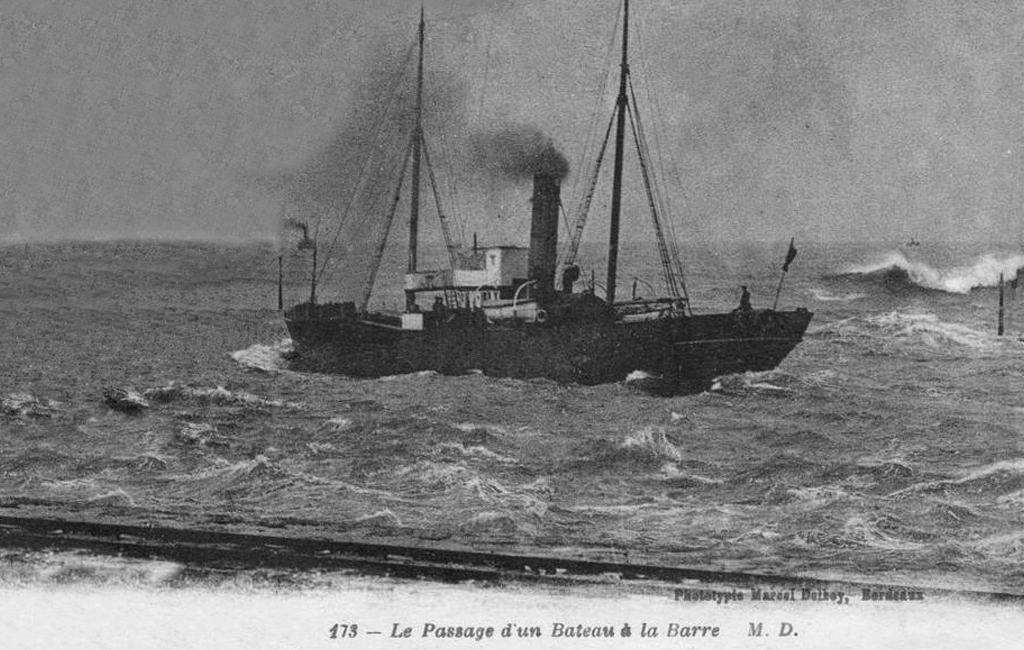 Boucau Bateau Sortant Franchissant La Barre De L'Adour